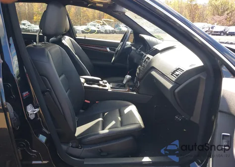 2011 Mercedes-Benz C 300 Luxury 4Matic/Sport 4Matic z USA, uszkodzony, nr VIN WDDGF8BB3BR160257